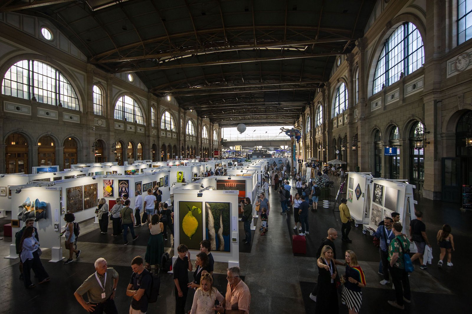 Fernando Exhibits at Zurich Central Station